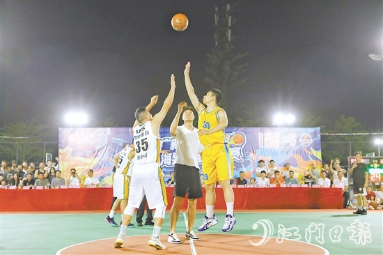 区俊炫（中）现场开球。付师华