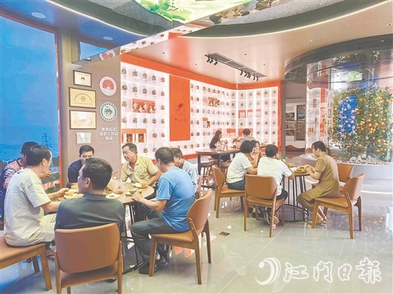 体验馆设置了休憩和茶点品鉴的区域，还专门布置了茶坑历史文化主题展览。