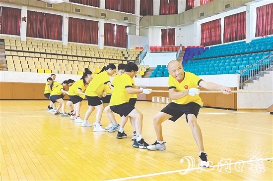 职工在赛场上感受团队协作带来的乐趣。