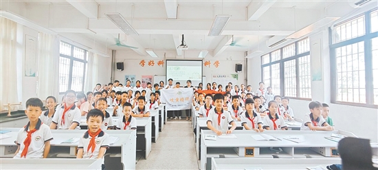 突击队走进双水镇东凌小学，开展中药材知识科普活动。