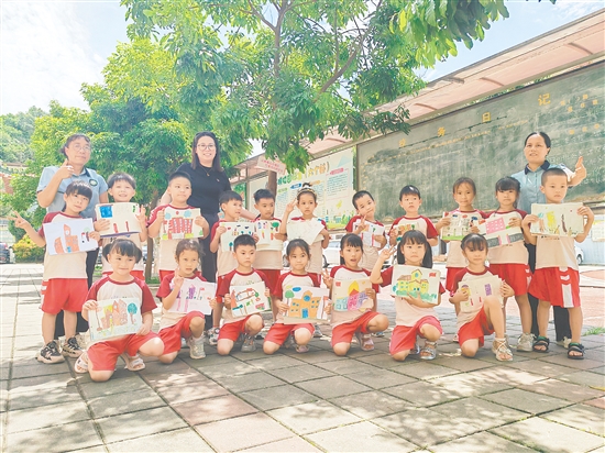 小朋友们用画笔描绘出对小学生活的期待。