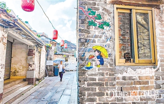 迎风摇曳的漫画灯笼，与低头可见的转角“彩蛋”相呼应。