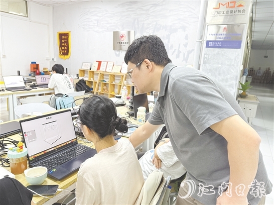 五邑大学艺术与设计学院学生在学习3D打印技术。