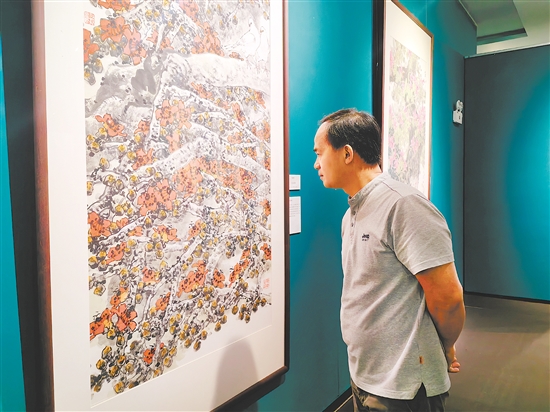 岭南名家近300件（套）精品力作在江门展出，吸引美术爱好者前来参观。
