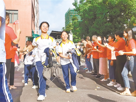 老师们为考生送考。