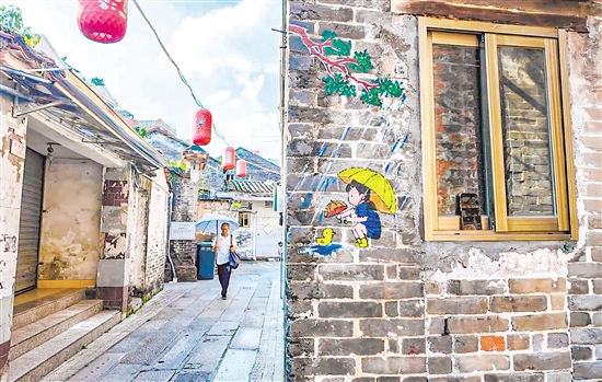 迎风摇曳的漫画灯笼，与低头可见的转角“彩蛋”相呼应。