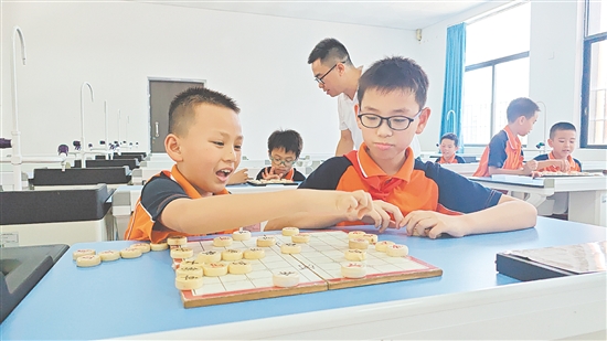 在社团活动中，教师给予学生更多练习时间，鼓励学生在对局中尝试举一反三。