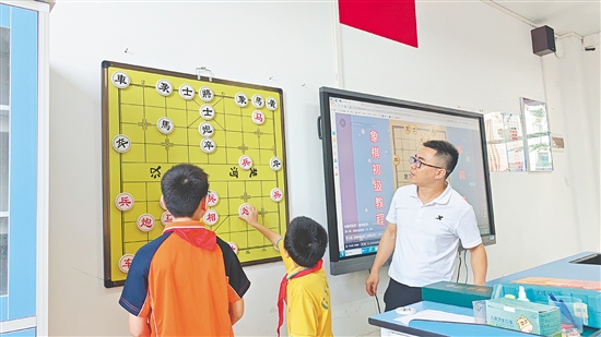 在教师的指导下，学生将所学知识运用于棋局中。