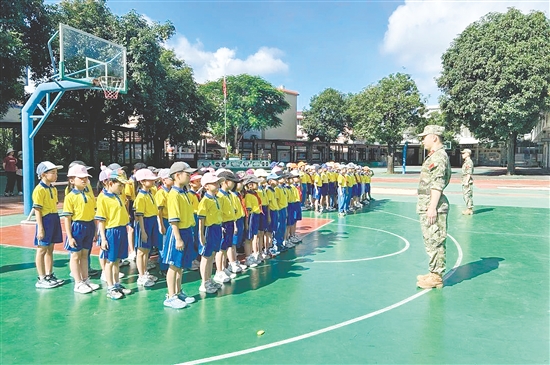 各班学生齐心协力、步伐坚定、口号响亮，以满腔热情展示训练成果。