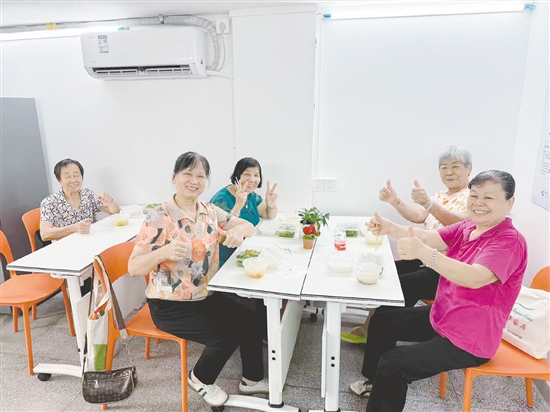 老人在南兴社区嵌入式公共服务点的长者食堂用餐。