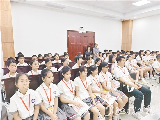学生们认真旁听庭审。
