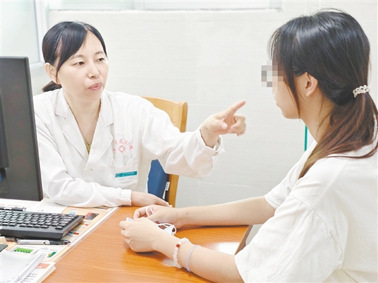 学生群体在暑假走进“变美”诊室。医生提醒，做有必要的美容手术，没有必要的美容手术一定不要做。