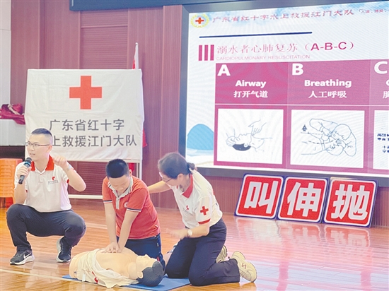 学生在工作人员指导下进行模拟急救。