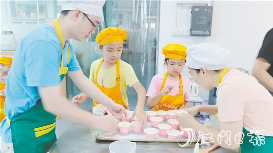 在专业培训导师的指导下，家长和孩子一同学习纸杯蛋糕的制作工艺。