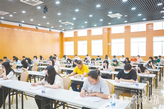 来自开平全市工会系统的经审业务骨干同台竞技,上演一场精彩的专业技能“大练兵”。 来自开平全市工会系统的经审业务骨干同台竞技,上演一场精彩的专业技能“大练兵”。