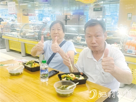 启用当天，大润发超市“小开社区饭堂”吸引了不少长者前来参加试吃活动。
