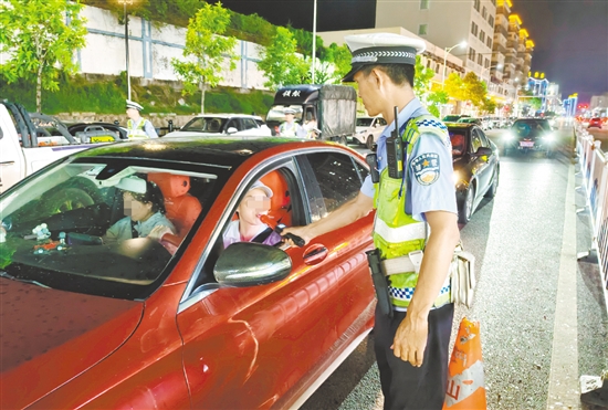 交管部门围绕食肆宵夜、酒吧KTV聚集点周边路段，加大力度严查酒后驾驶、醉酒驾驶。