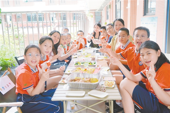 学生与校长共进午餐。