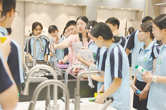学生参观企业展厅，了解现代企业管理理念。