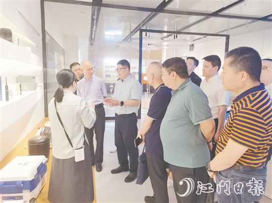 4月，新会区政协经济和资源环境委员会赴顺德广东工业设计城开展生产性服务业专题调研。