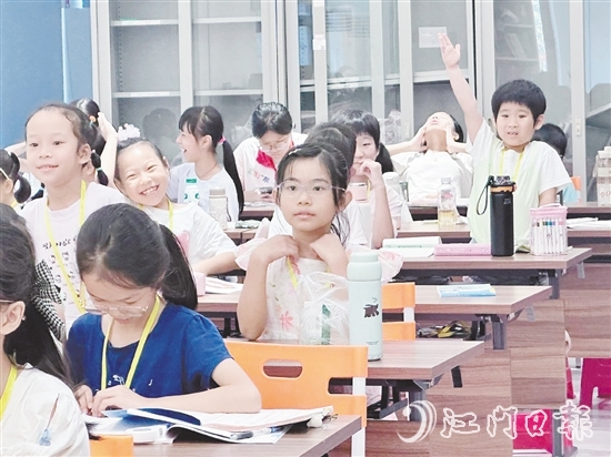 孩子们在托管班里快乐学习。