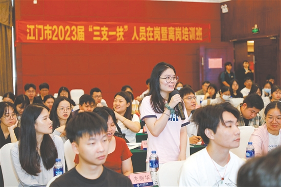 市人力资源社会保障局举办的“三支一扶”人员培训现场。