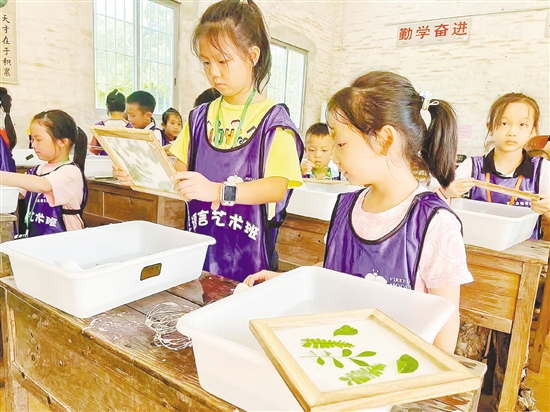 荷溪星舍民宿将历史文化和乡村自然生态有机结合，定期开展手工实践活动。