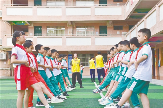 同学们在认真训练。