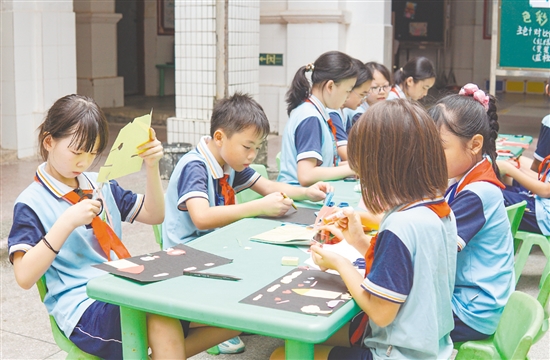 “非遗美术剪纸”课将侨乡风情融入传统剪纸艺术。