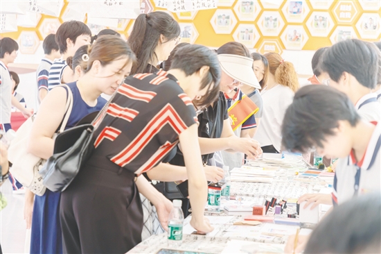 活动现场还设有“慧乐侨创·智艺未来”教育主题活动展示。