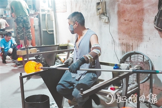 旺得玻璃多年来始终坚守在玻璃吹制技艺传承与创新的道路上。