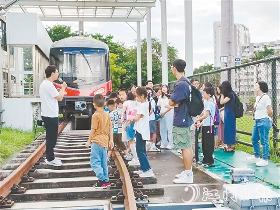 科普老师讲解轨道交通知识。 科普老师讲解轨道交通知识。