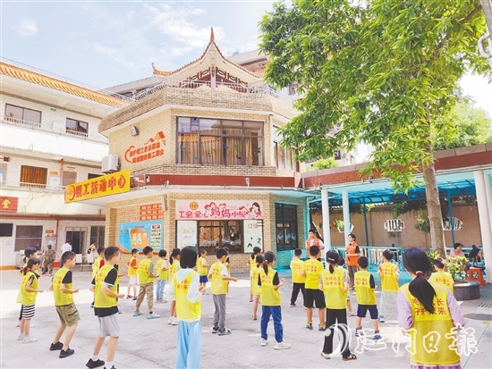 在沙坪街道桂林社区，学员们在教练的带领下学习“咏春拳”。