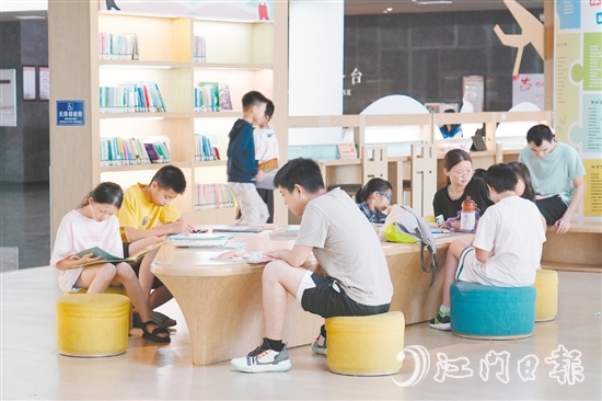 炎炎夏日，鹤山市图书馆成为市民避暑充电的热门去处。