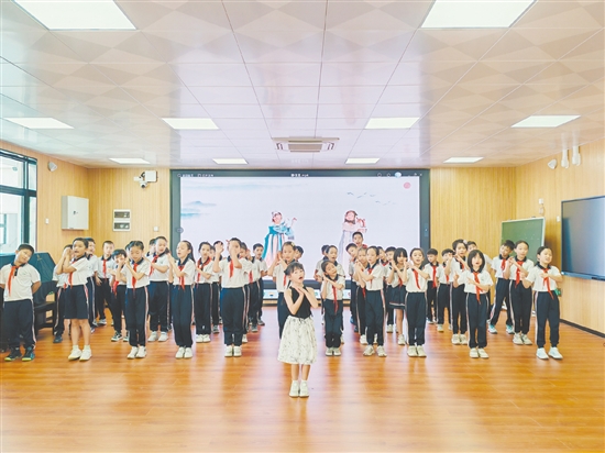 鹤山一中附属小学开展古诗新唱活动，各班结合音乐、舞蹈等形式，呈现意境唯美、精彩活泼的吟诵舞台。