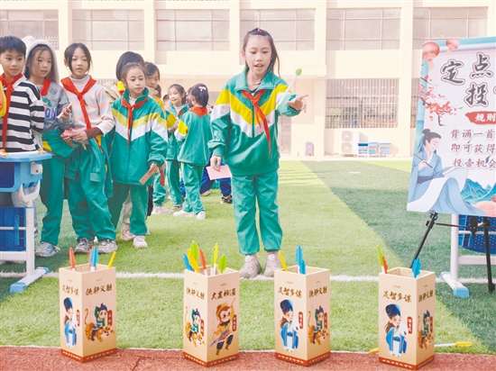 鹤山一中附属小学结合不同学科，定期开展丰富多彩的古诗词活动，让学生在玩中学、在学中玩。