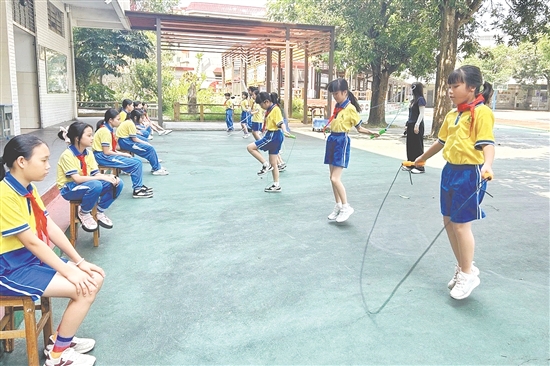 学生们有的轻盈弹跳、有的快速摆臂、有的稳健加速，跳绳在空中划出一道道弧线。