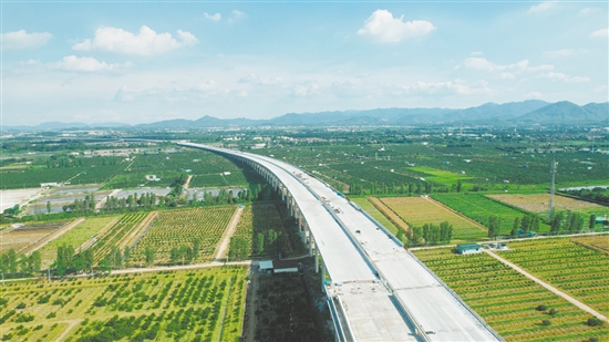 TJ03标深湛铁路跨线桥右幅17#墩最后一片预制箱梁完成精准架设。