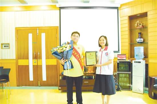 江门市红十字会为陈杰峰颁发荣誉证书。