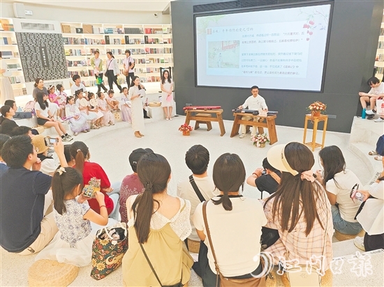 活动通过古琴演奏、经典诵读、家风宣讲等形式,为市民带来沉浸式的文化体验,助力“悦读开平”建设。 活动通过古琴演奏、经典诵读、家风宣讲等形式,为市民带来沉浸式的文化体验,助力“悦读开平”建设。