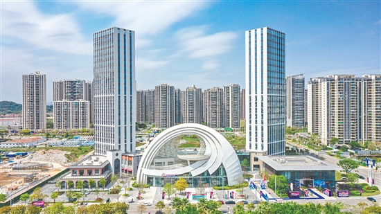 “湾区之眼”商业区的开业填补了滨江新区商业板块的空缺。