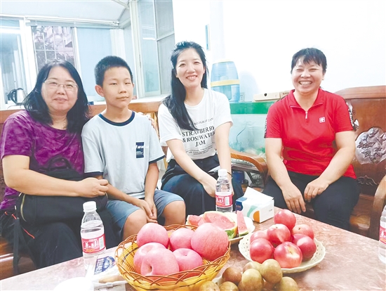 谢王亮与老师、母亲（右一）合影。