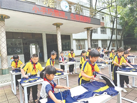 龙塘小学的学生认真参加“小手巧整理”挑战赛。 龙塘小学的学生认真参加“小手巧整理”挑战赛。