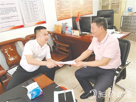 吴泓汛（左）着力构建“一站式”矛盾调处平台，让群众烦心事有处说、有人管。