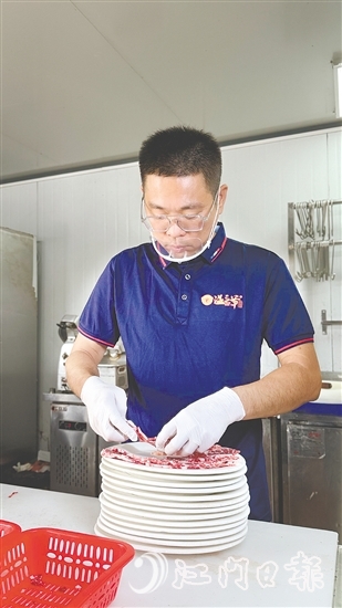 餐馆繁忙时，温伟文也会亲自上阵。