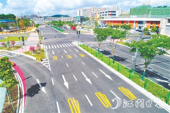 鹤山市大力推动康宁路、朗和路、咏春路、汇源新都道路等多项城市道路建设工程，聚焦解决新开发建设小区居民的交通出行，以及局部区域交通拥堵、路网结构不完善等问题。图为咏春路。