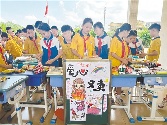 学生们穿梭在各摊位间“淘宝”,以实际行动奉献爱心。 学生们穿梭在各摊位间“淘宝”,以实际行动奉献爱心。