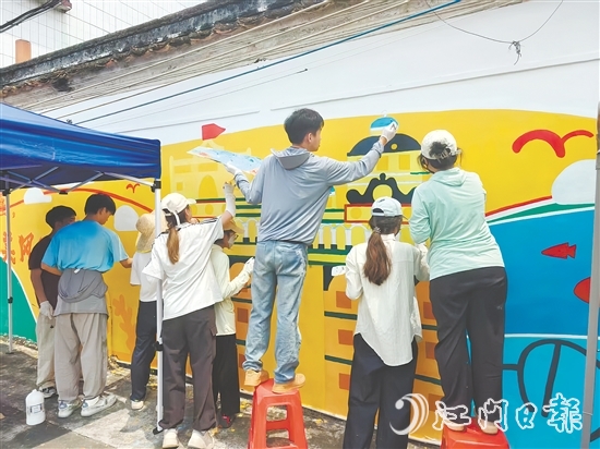 随着“墨韵筑乡”突击队员们的画笔落下，三埠街道三围村的墙面逐渐焕发出新的光彩。受访者供图
