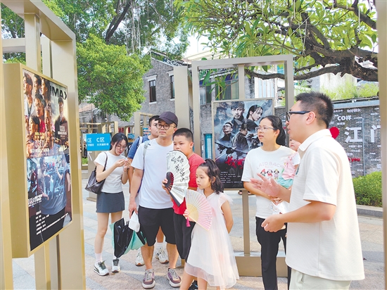 中国侨都（江门）光影展吸引市民游客前来打卡。