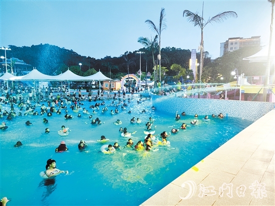 江门儿童公园水乐园试营业，造浪池游客众多，上演水上狂欢。